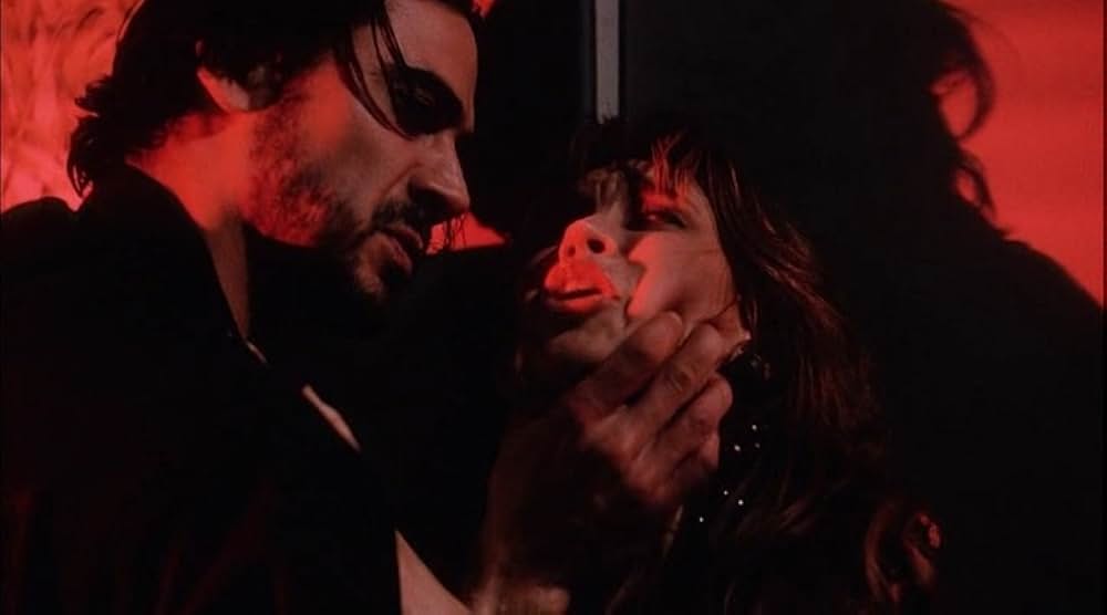 赤いドレスの女の画像