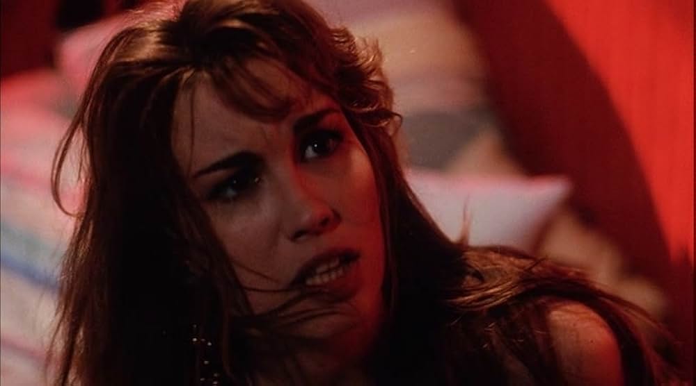 赤いドレスの女の画像