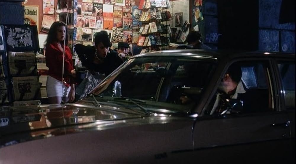 赤いドレスの女の画像