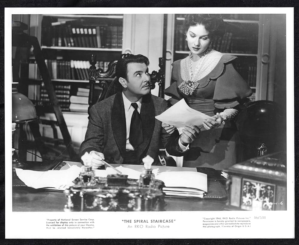 らせん階段の画像