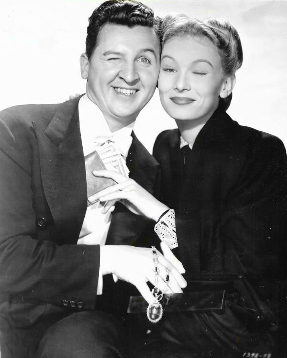 頓馬と金髪娘の画像