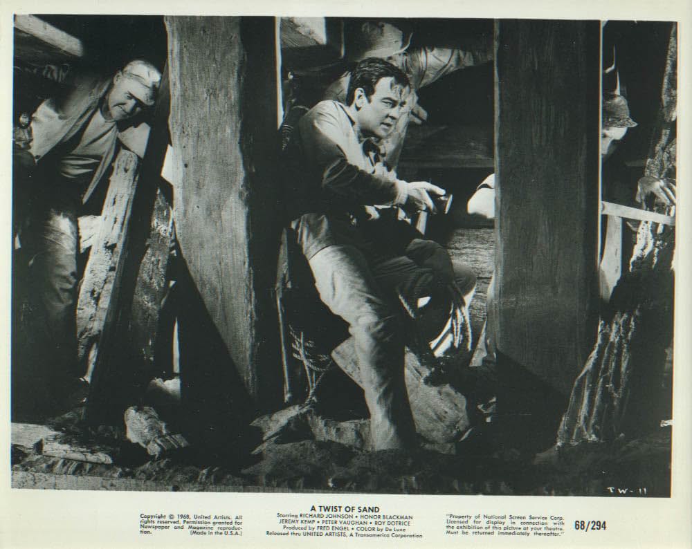 砂漠の潜航艇の画像