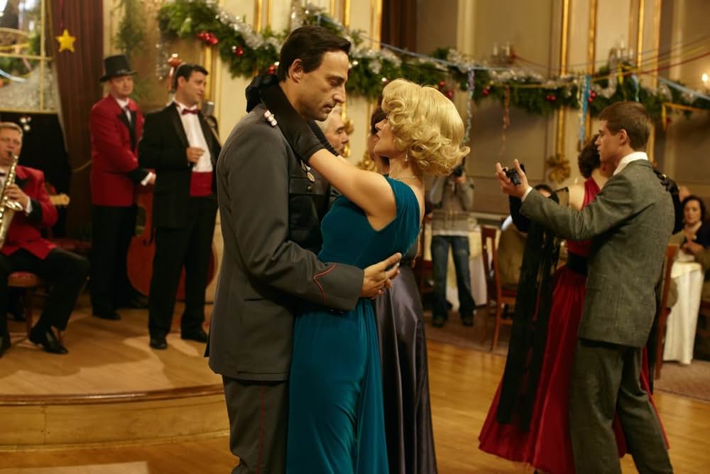 Closer to the Moonの画像