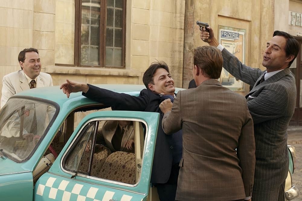 Closer to the Moonの画像