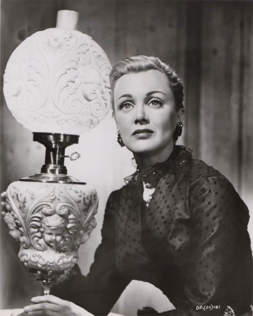 街中の拳銃に狙われる男の画像