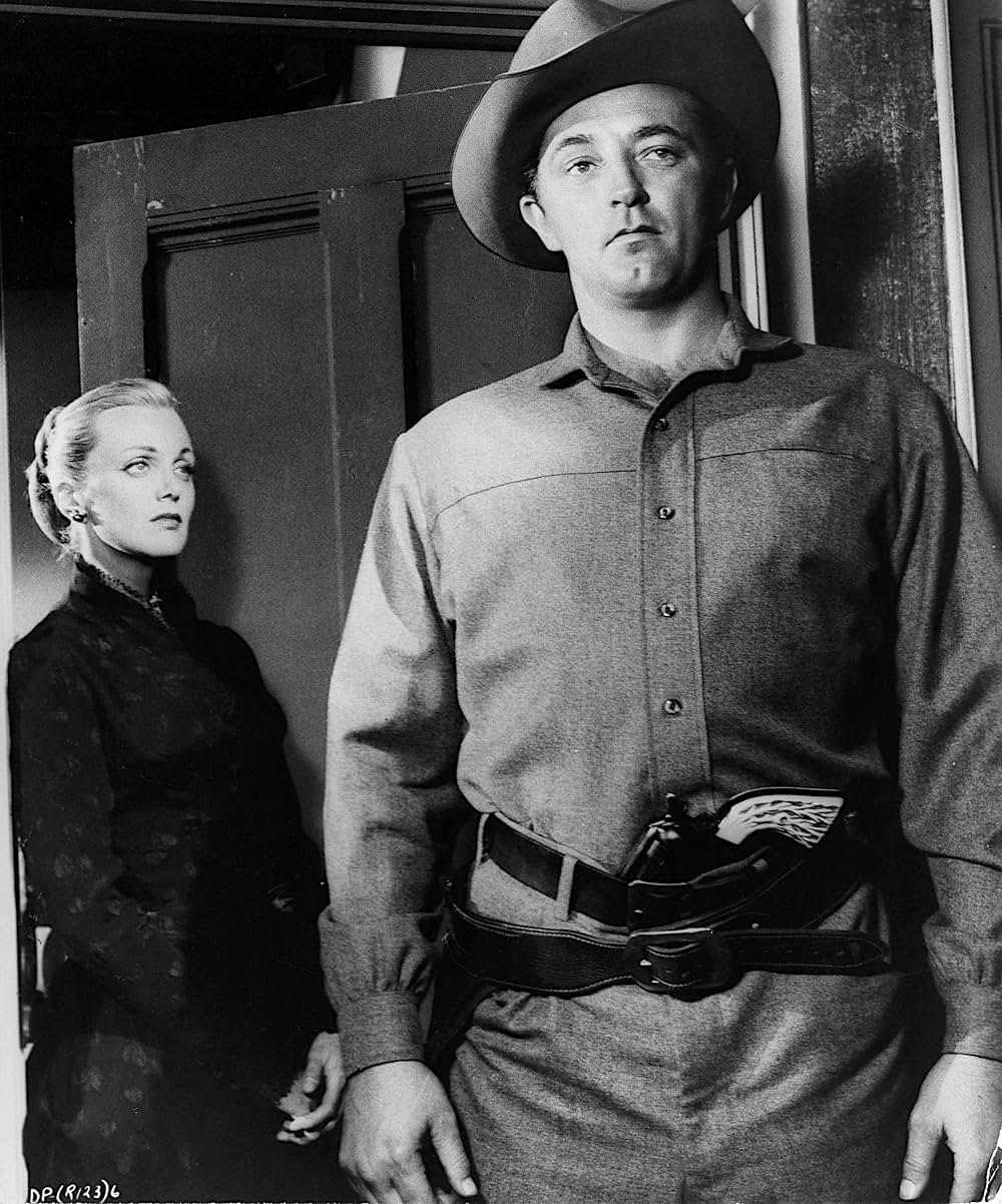 街中の拳銃に狙われる男の画像