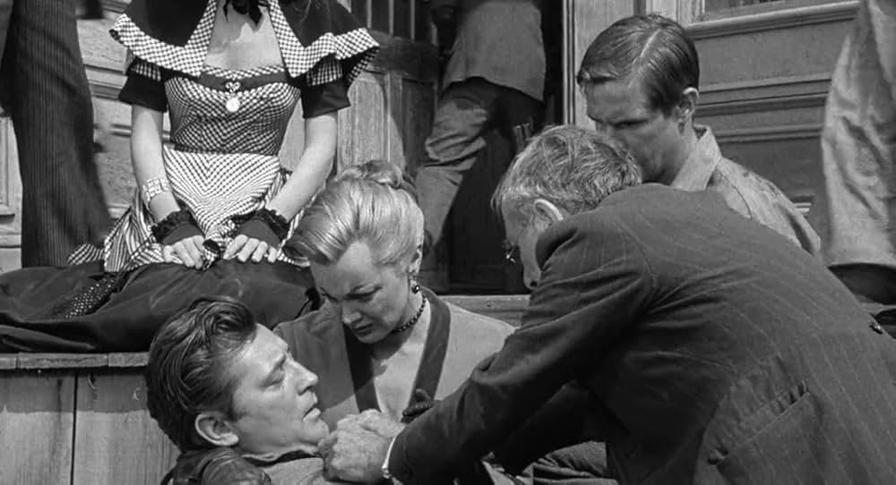 街中の拳銃に狙われる男の画像