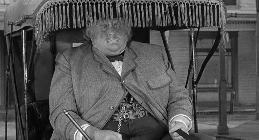 街中の拳銃に狙われる男の画像