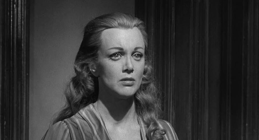 街中の拳銃に狙われる男の画像