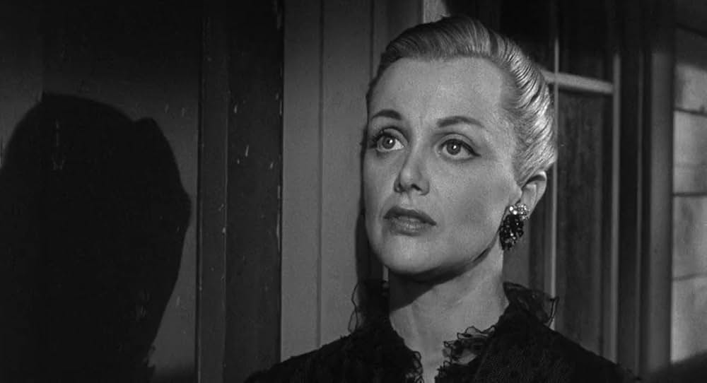 街中の拳銃に狙われる男の画像