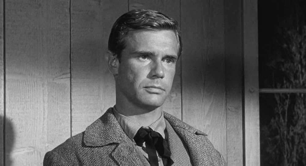 街中の拳銃に狙われる男の画像