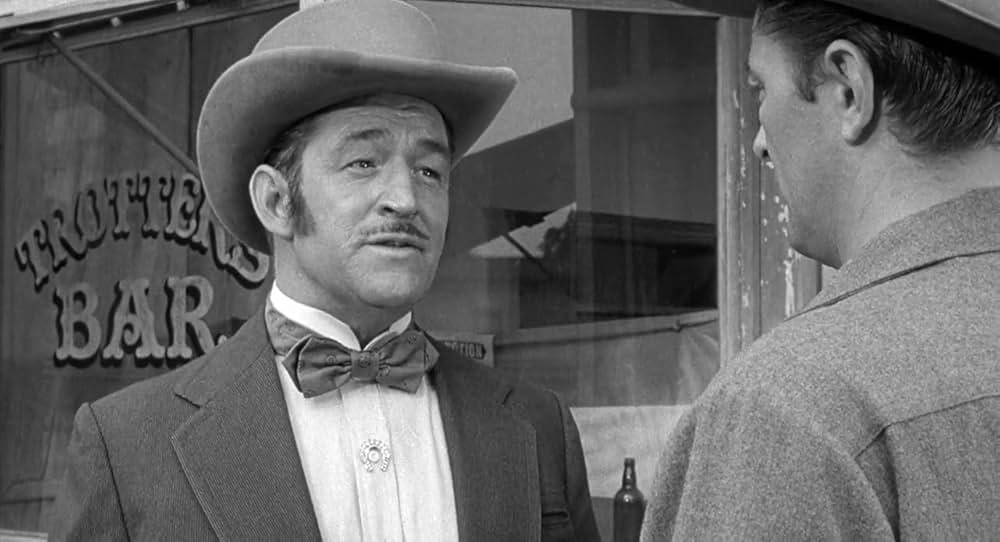 街中の拳銃に狙われる男の画像