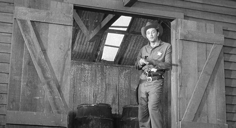 街中の拳銃に狙われる男の画像