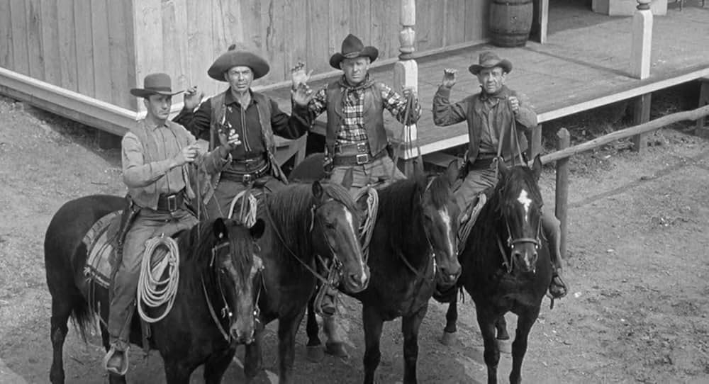 街中の拳銃に狙われる男の画像