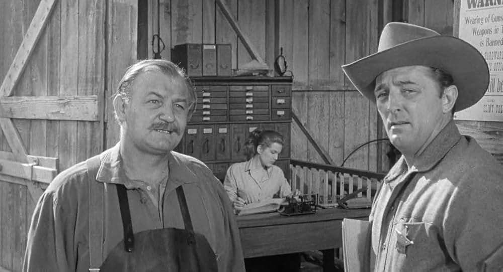 街中の拳銃に狙われる男の画像