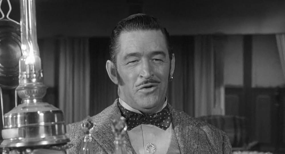 街中の拳銃に狙われる男の画像