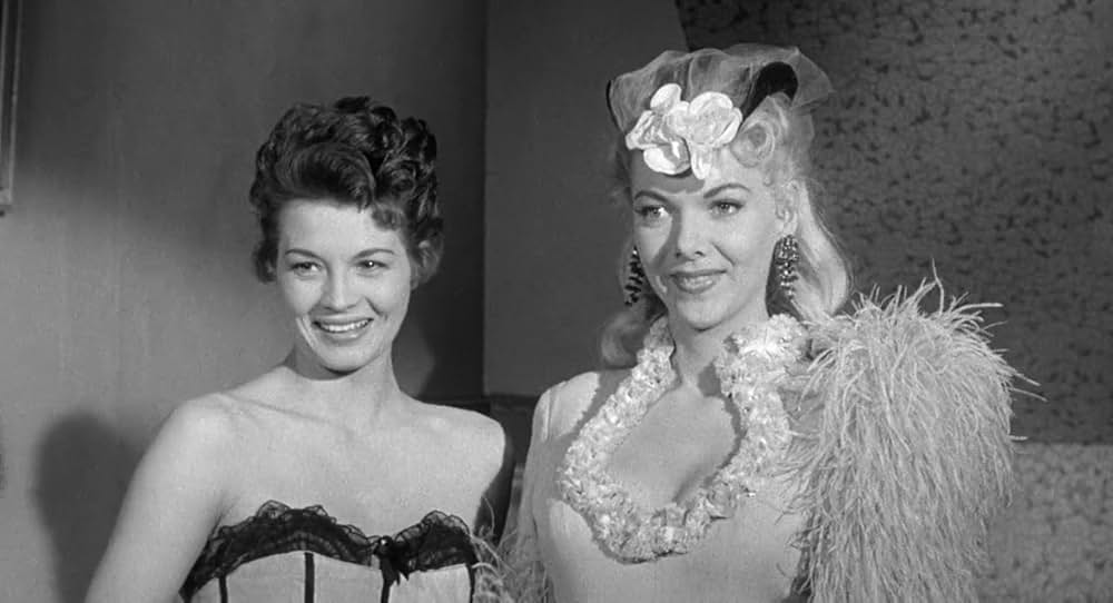 街中の拳銃に狙われる男の画像