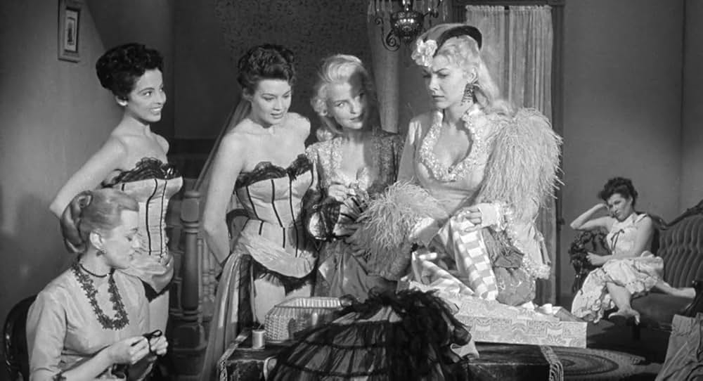 街中の拳銃に狙われる男の画像