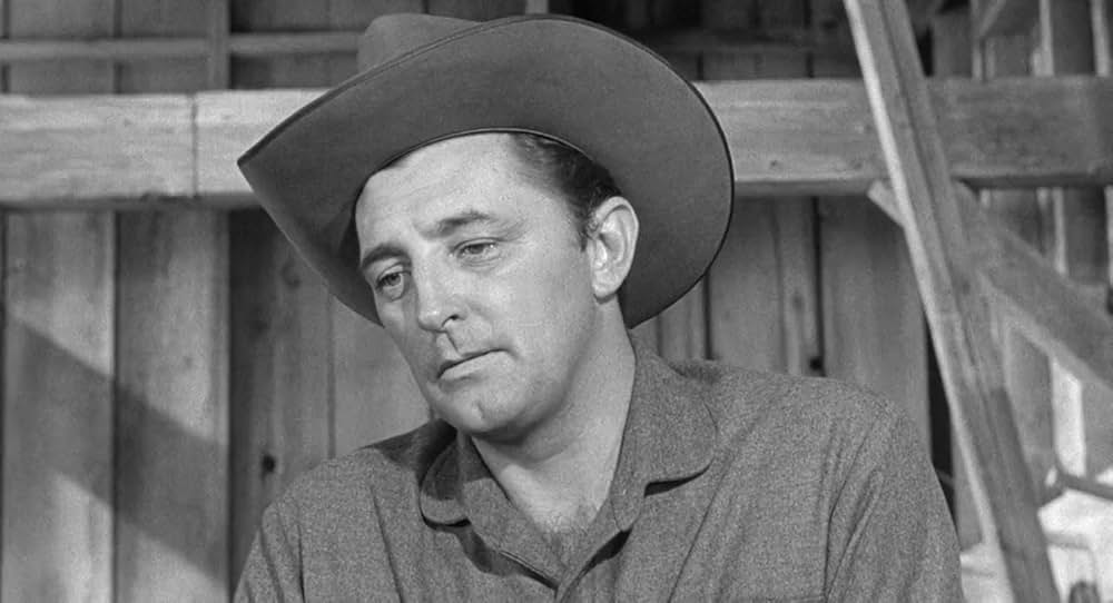 街中の拳銃に狙われる男の画像