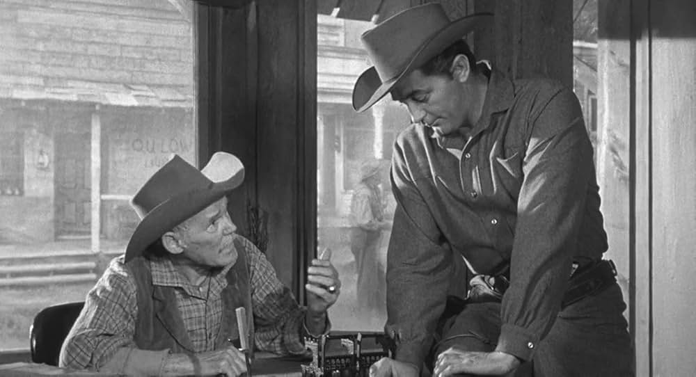 街中の拳銃に狙われる男の画像