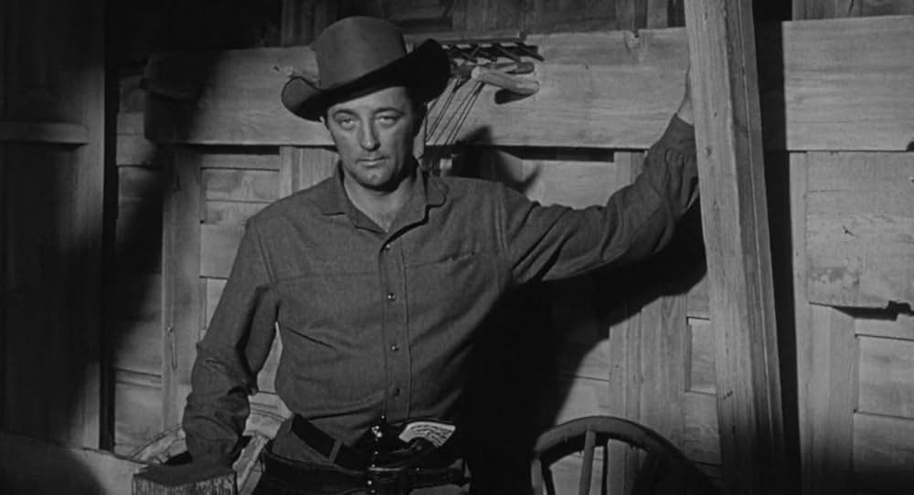 街中の拳銃に狙われる男の画像