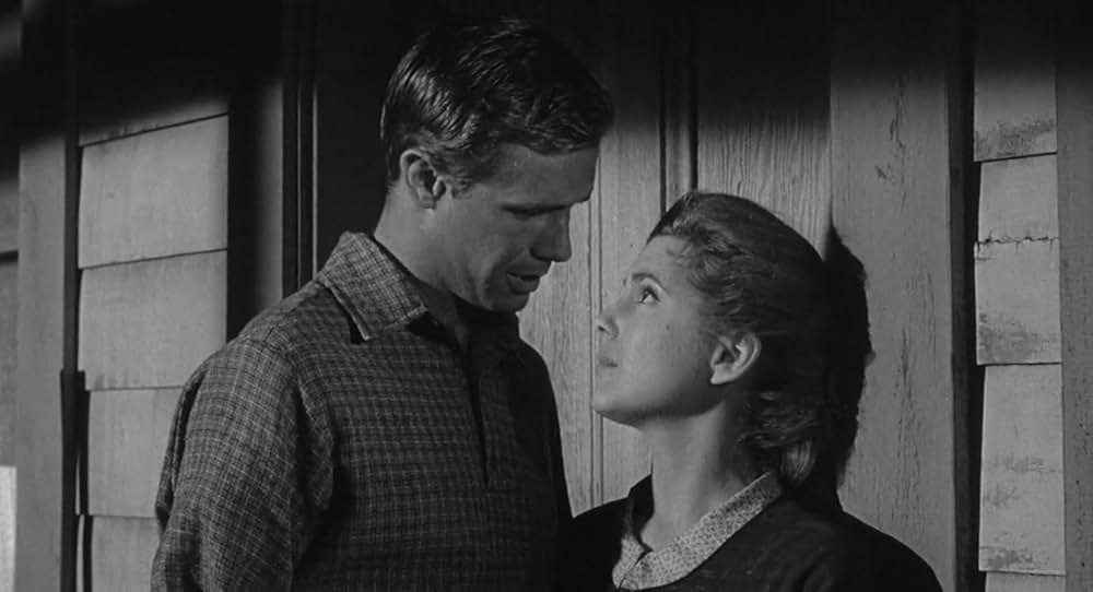 街中の拳銃に狙われる男の画像