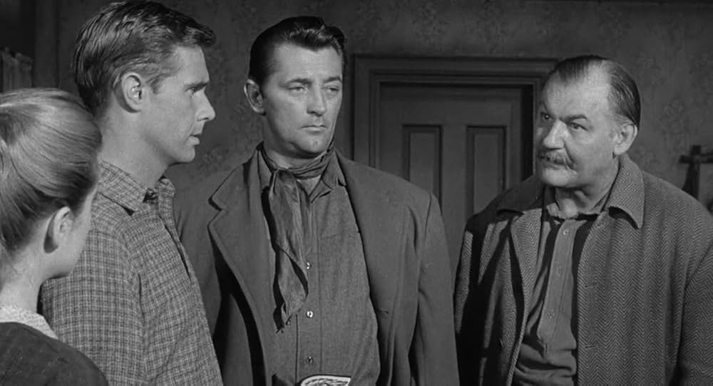 街中の拳銃に狙われる男の画像