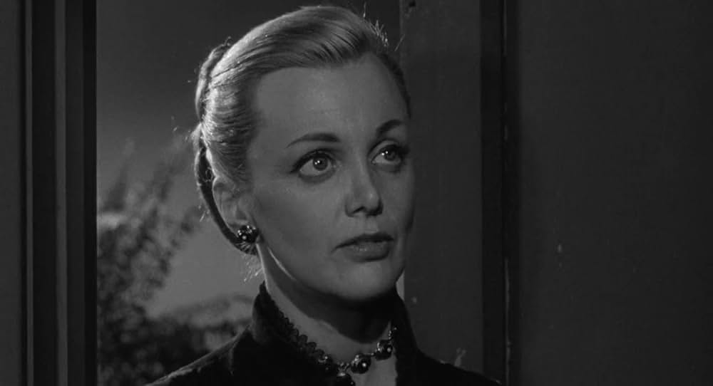 街中の拳銃に狙われる男の画像