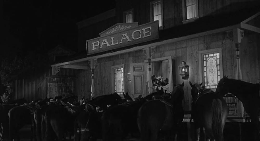 街中の拳銃に狙われる男の画像