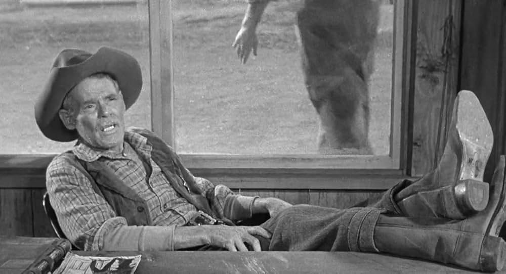 街中の拳銃に狙われる男の画像