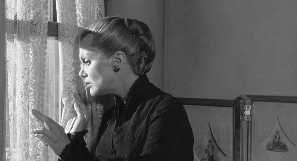 街中の拳銃に狙われる男の画像