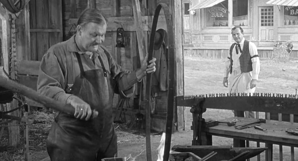 街中の拳銃に狙われる男の画像