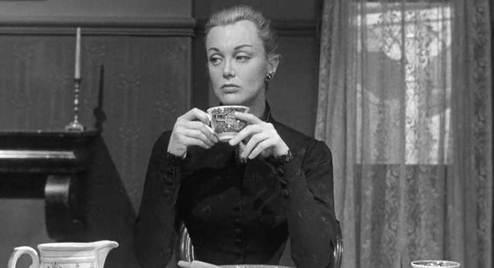 街中の拳銃に狙われる男の画像