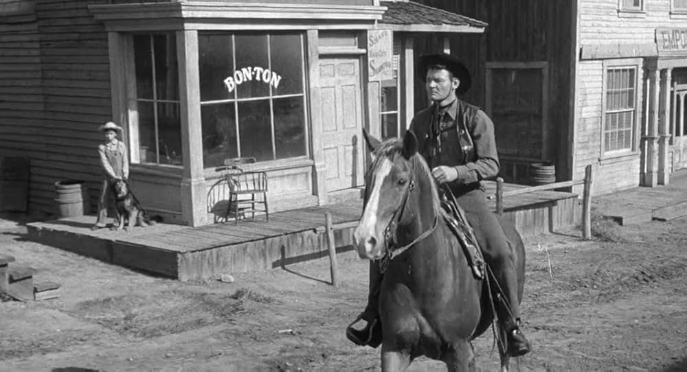 街中の拳銃に狙われる男の画像