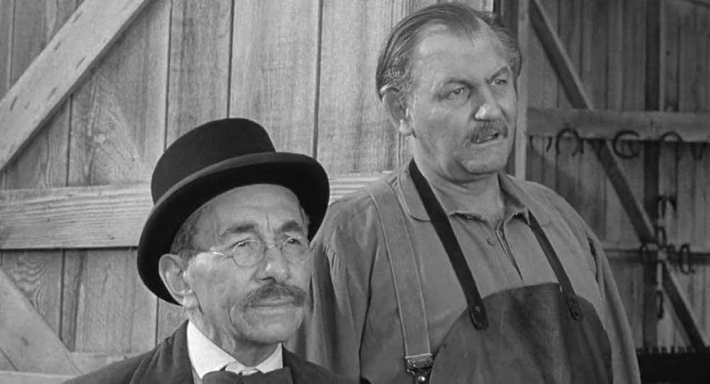 街中の拳銃に狙われる男の画像