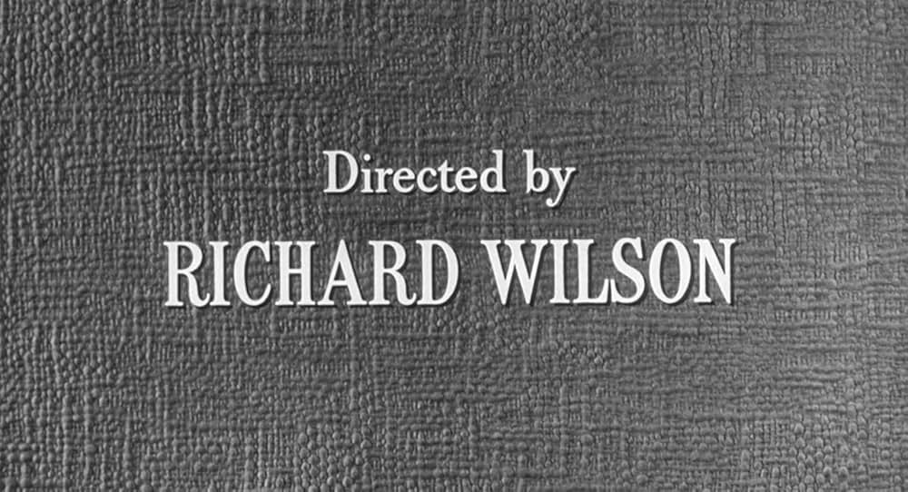 街中の拳銃に狙われる男の画像