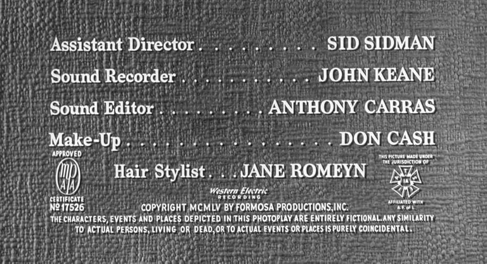 街中の拳銃に狙われる男の画像