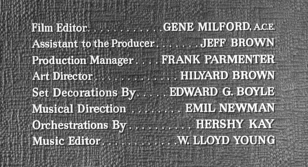 街中の拳銃に狙われる男の画像