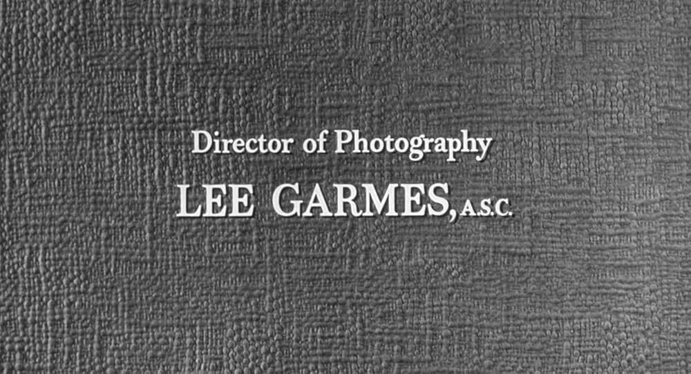 街中の拳銃に狙われる男の画像