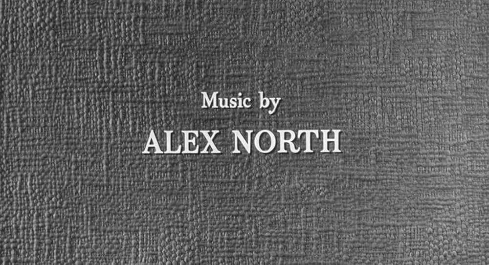 街中の拳銃に狙われる男の画像