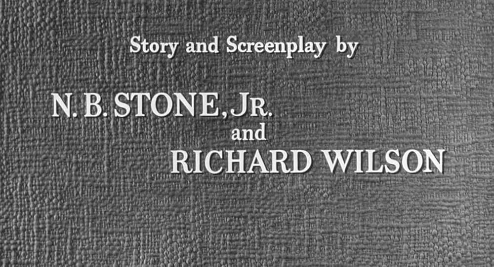 街中の拳銃に狙われる男の画像