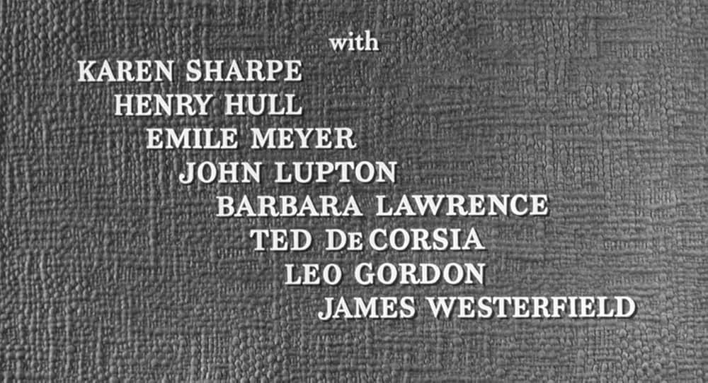 街中の拳銃に狙われる男の画像