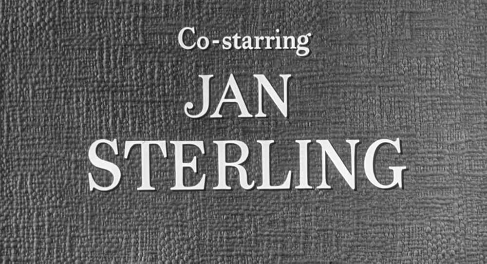 街中の拳銃に狙われる男の画像