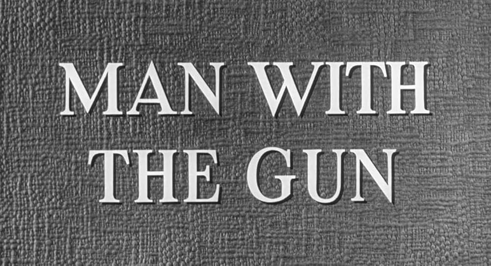 街中の拳銃に狙われる男の画像
