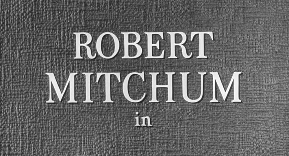 街中の拳銃に狙われる男の画像