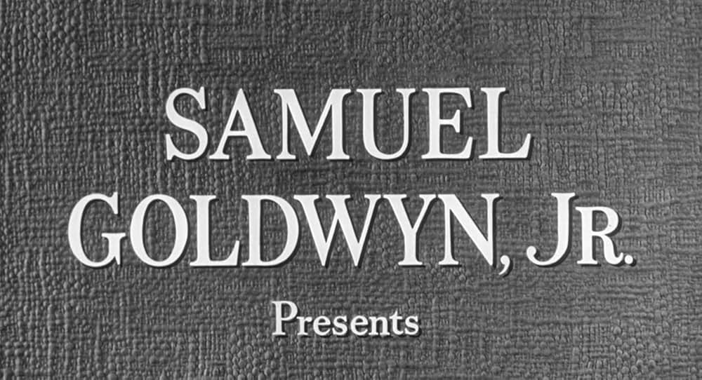 街中の拳銃に狙われる男の画像