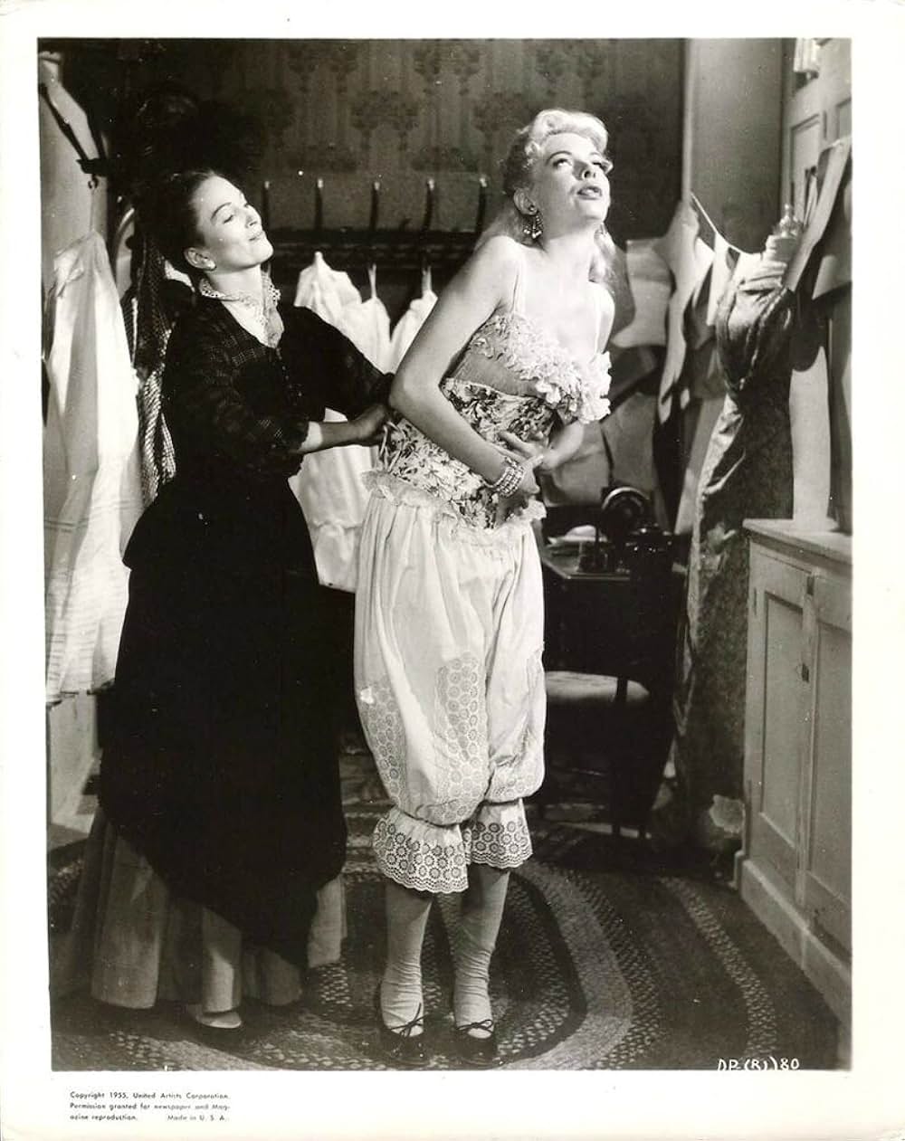 街中の拳銃に狙われる男の画像