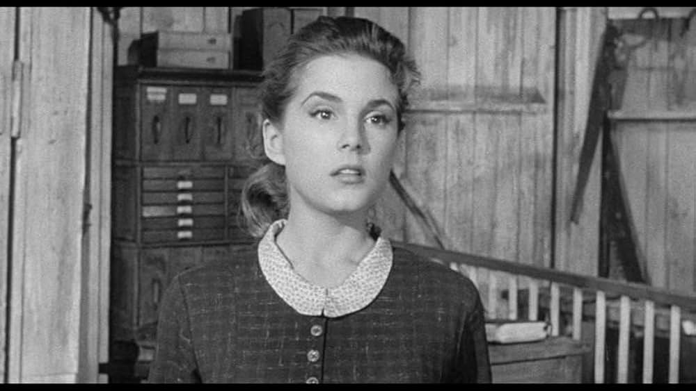 街中の拳銃に狙われる男の画像