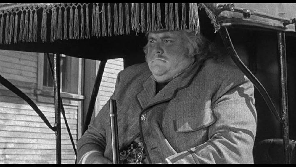 街中の拳銃に狙われる男の画像