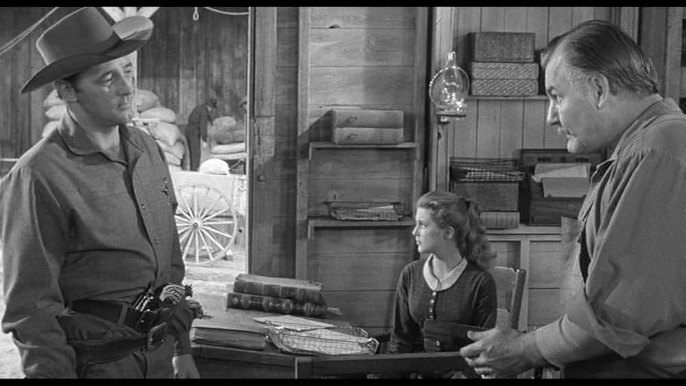 街中の拳銃に狙われる男の画像